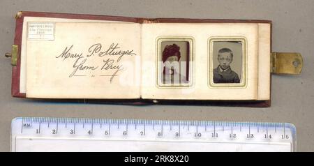 Miniatur-Album für Portrait Stamps mit zwei Beispielen um 1895 Stockfoto