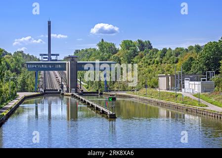 Ronquières Schrägflugzeug, Bootslift/Schiffslift/Hubschleuse am Brüssel-Charleroi-Kanal, Braine-le-Comte, Provinz Hennegau, Wallonien, Belgien Stockfoto