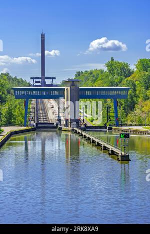 Ronquières Schrägflugzeug, Bootslift/Schiffslift/Hubschleuse am Brüssel-Charleroi-Kanal, Braine-le-Comte, Provinz Hennegau, Wallonien, Belgien Stockfoto