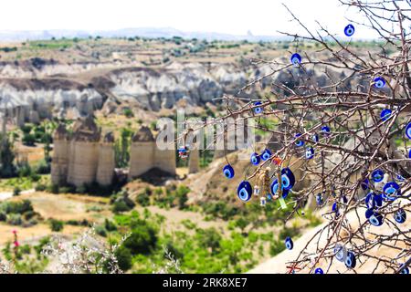 Schließen Sie die Äste des Baumes, der mit dem blauen Glas und dem Auge verziert ist, und der in Goreme National vor dem bösen Auge geschützt werden soll Stockfoto