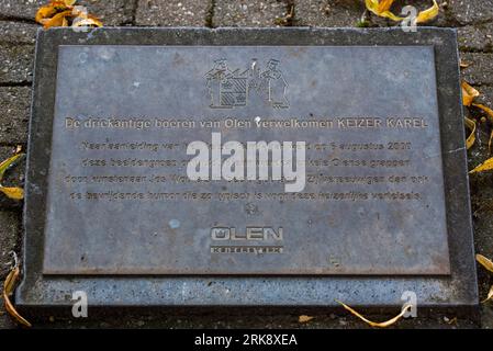 Skulpturengruppe de Driekantige Boeren van Olen / die dreieckigen Bauern auf dem Dorfplatz der Stadt Olen, Provinz Antwerpen, Flandern, Belgien Stockfoto