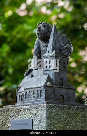 Skulpturengruppe de Driekantige Boeren van Olen / die dreieckigen Bauern auf dem Dorfplatz der Stadt Olen, Provinz Antwerpen, Flandern, Belgien Stockfoto