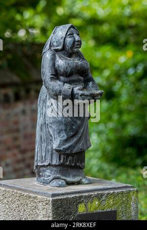 Skulpturengruppe de Driekantige Boeren van Olen / die dreieckigen Bauern auf dem Dorfplatz der Stadt Olen, Provinz Antwerpen, Flandern, Belgien Stockfoto