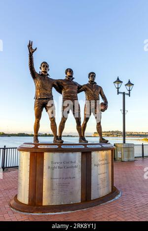 Cardiff Bay Rugby Codebreakers wurde vom Bildhauer Steve Winterburn aus Yorkshire geschaffen und steht am Landsea Square, Mermaid Quay in der Cardiff Bay. Stockfoto