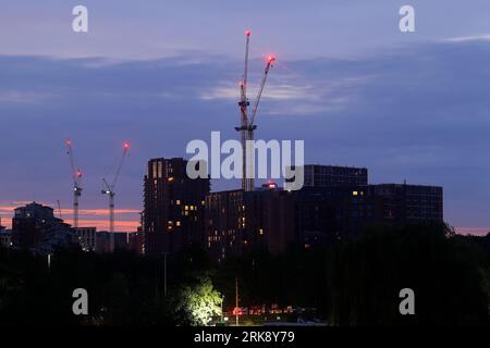 Sonnenaufgang im Stadtzentrum von Leeds mit Turmdrehkranen, die an verschiedenen Entwicklungen arbeiten Stockfoto