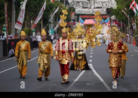 Indonesisch mit einem traditionellen Kostüm aus West-sumatera bei BEN Carnival Stockfoto