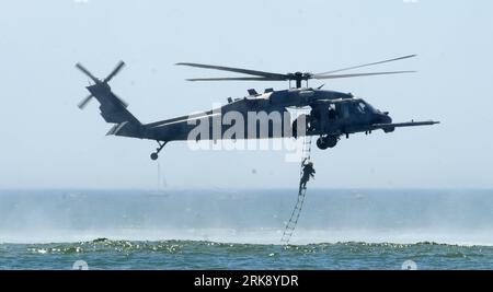 Bildnummer: 54089676  Datum: 30.05.2010  Copyright: imago/Xinhua (100530) -- NEW YORK, May 30, 2010 (Xinhua) -- A New York Air National Guard helicopter demonstrates rescue skill on the sea near Jones Beach in New York, the United States, May 30, 2010. (Xinhua/Shen Hong) (zw) (5)U.S.-NEW YORK-AIR SHOW-AEROBATICS PUBLICATIONxNOTxINxCHN Flugshow kbdig xkg 2010 quer Aufmacher premiumd xint  o0 Hubschrauber Objekte Militär Luftfahrt Verkehr USA    Bildnummer 54089676 Date 30 05 2010 Copyright Imago XINHUA  New York May 30 2010 XINHUA a New York Air National Guard Helicopter demonstrates Rescue Ski Stock Photo