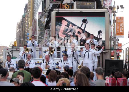 Bildnummer: 54093103 Datum: 30.05.2010 Copyright: imago/Xinhua (100531) -- NEW YORK, 31. Mai 2010 (Xinhua) -- Sehen Sie sich die Performance einer Band der U.S. Navy und des Marine Corps auf dem Times Square in New York, USA, am 30. Mai 2010 an. Die 23. Jährliche New York Fleet Week startete am 23. Mai auf dem Hudson River. (Xinhua/Wu Kaixiang) (jl) (3)US-NEW YORK-FLOTTENWOCHE PUBLICATIONxNOTxINxCHN Gesellschaft Tradition Marine Militär Flottenwoche kbdig xdp Premiere xint 2010 quer Bildnummer 54093103 Datum 30 05 2010 Copyright Imago XINHUA New York Mai 31 2010 XINHUA Watch Performance of a Tie from U Stockfoto
