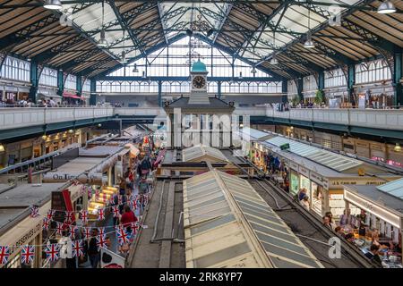 Farbenprächtiges Interieur des denkmalgeschützten viktorianischen Cardiff Market, Castle Quarter, Cardiff, Wales Stockfoto