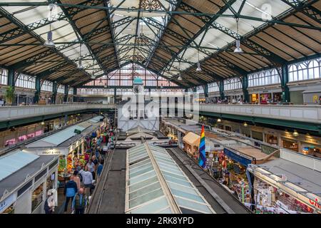 Farbenprächtiges Interieur des denkmalgeschützten viktorianischen Cardiff Market, Castle Quarter, Cardiff, Wales Stockfoto