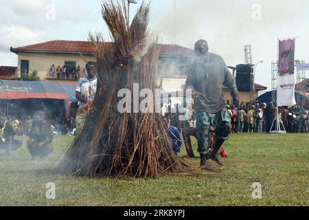 Danafojura, die älteste Maskerade im Königreich Oyo, spielt beim World Sango Festival, einem jährlichen Festival der Yoruba zu Ehren von Sango, in einem brennenden Feuer. eine Donner- und Feuergottheit, die ein Krieger und der dritte König des Oyo-Reiches war, nachdem er Ajaka seinen älteren Bruder nachfolgte. Das Festival ist Gastgeber von Besuchern aus dem ganzen Land und Followern aus dem Ausland. Oyo State, Lagos, Nigeria. Stockfoto