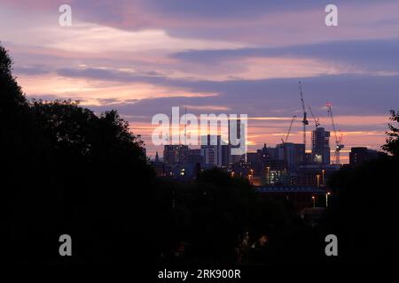 Sonnenaufgang im Stadtzentrum von Leeds mit Turmdrehkranen, die an verschiedenen Entwicklungen arbeiten Stockfoto