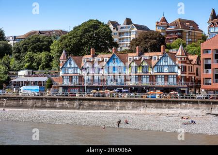 Der Strand und die farbenfrohen Gebäude am Meer in Penarth, Vale of Glamorgan, Wales, Großbritannien Stockfoto