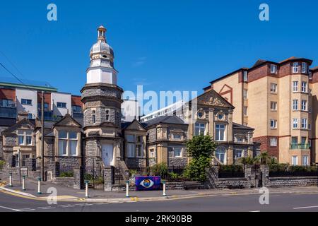 Alte viktorianische Stadtbäder in Penarth, Südwales, wurden heute restauriert und in Wohnhäuser am Meer umgewandelt. Stockfoto