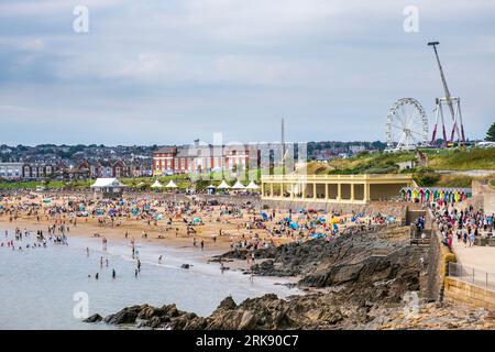 Ein überfüllter Barry Island Strand in Wales, Großbritannien Stockfoto