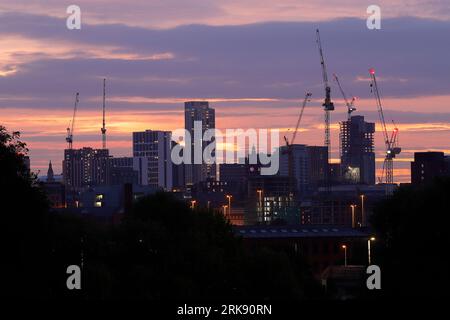 Sonnenaufgang im Stadtzentrum von Leeds mit Turmdrehkranen, die an verschiedenen Entwicklungen arbeiten Stockfoto