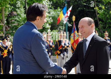 Bildnummer: 54100667 Datum: 02.06.2010 Copyright: imago/Xinhua (100603) -- BUKAREST, 3. Juni 2010 (Xinhua) -- der rumänische Präsident Traian Basescu (R) schüttelt die Hand mit dem georgischen Präsidenten Michail Saakaschwili, in Bukarest, Hauptstadt Rumäniens, am 2. Juni 2010. Basescu sagte auf einer gemeinsamen Pressekonferenz nach einem Treffen mit Saakaschwili, dass Georgien eine sehr wichtige Rolle für die Energiesicherheit in Europa spielt. (Xinhua/Agerpres) (lyi) RUMÄNIEN-BUKAREST-BASESCU-ENERGIESICHERHEIT PUBLICATIONxNOTxINxCHN Politik Uraufführung xint kbdig xng 2010 quer Bildnummer 54100667 Datum 02 06 2010 Copyright Stockfoto