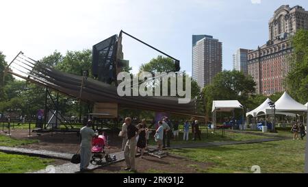 Bildnummer: 54104503 Datum: 03.06.2010 Copyright: imago/Xinhua (100603) -- NEW YORK, 3. Juni 2010 (Xinhua) -- Sehen Sie sich das Modell des James Webb Space Telescope am Battery Park in New York, USA, 3. Juni 2010 an. Das Modell, 80 Fuß lang, 37 Fuß breit und fast 40 Fuß hoch, ist vom 1. Bis 6. Juni im Battery Park im Rahmen des World Science Festivals zu sehen. Das James Webb Space Telescope der NASA, Nachfolger des berühmten Hubble Space Telescope, wird es uns ermöglichen, die allerersten Galaxien zu enthüllen, die im Universum entstanden sind, und versteckte Welten um entfernte Sterne zu entdecken, wenn es so weit ist Stockfoto