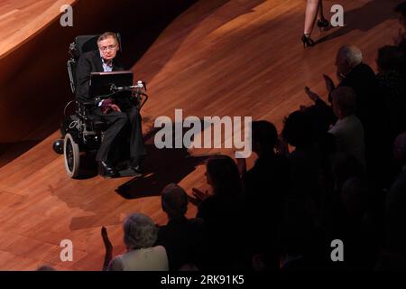 (100603) -- NEW YORK, 3. Juni 2010 (Xinhua) -- Stephen W. Hawking ist bei der Eröffnungszeremonie des World Science Festivals in New York, USA, am 2. Juni 2010 anwesend. Hawking, die weltweit führenden theoretischen Physiker, nimmt am World Science Festival Teil, einem jährlichen Treffen, das die komplexesten Themen der Wissenschaft in die Massen bringen soll. Vom 2. Bis 6. Juni sollen etwa 40 Aktivitäten in Universitäten, Museen und Parks in New York stattfinden. (Xinhua/Wu Kaixiang) (lyi) (4)US-NEW YORK-WORLD SCIENCE FESTIVAL-HAWKING PUBLICATIONxNOTxINxCHN 100603 New York 3. Juni 2010 XINHUA Stephen W Hawking präsentiert A Stockfoto
