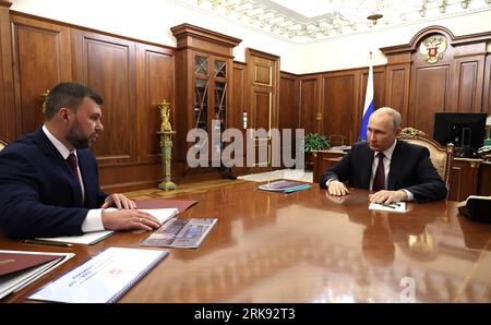 Moskau, Russland. August 2023. Der russische Präsident Wladimir Putin trifft sich am Donnerstag, den 24. August 2023, in Moskau mit dem kommissarischen Leiter der Volksrepublik Donezk, Denis Pushilin (L). Putin hat den Chef der Wagner-Gruppe Jewgeni Prigozhin als "talentierten Geschäftsmann" gepriesen und Prigozhins Familie während des Treffens Beileid geschenkt. Foto von Kreml POOL/Credit: UPI/Alamy Live News Stockfoto