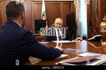 Moskau, Russland. August 2023. Der russische Präsident Wladimir Putin trifft sich am Donnerstag, den 24. August 2023, in Moskau mit dem kommissarischen Leiter der Volksrepublik Donezk, Denis Pushilin (L). Putin hat den Chef der Wagner-Gruppe Jewgeni Prigozhin als "talentierten Geschäftsmann" gepriesen und Prigozhins Familie während des Treffens Beileid geschenkt. Foto von Kreml POOL/Credit: UPI/Alamy Live News Stockfoto