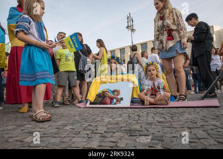 Berlin, Deutschland. August 2023. Am 24. August 2023 versammelten sich Ukrainer am Brandenburger Tor in Berlin, um den Unabhängigkeitstag der Ukraine zu begehen. Aber das war keine gewöhnliche Feier. Die Menge, ein Meer von Sonnenblumen, Fahnen, Fahnen und traditioneller ukrainischer Kleidung, kam mit einer Botschaft der Erinnerung und Belastbarkeit. In einer symbolischen Geste hielten die Teilnehmer Spiegel hoch, insgesamt 503, die jeweils das Gesicht eines Kindes widerspiegeln, das im russischen Krieg gegen die Ukraine verloren ging. Die Spiegel funkelten unter der untergehenden Sonne und dienten als eindringliche Erinnerung an die 503 ukrainischen Kinder, deren Leben abrupt und rücksichtslos war Stockfoto