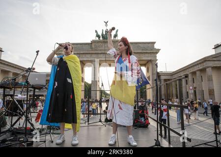 Am 24. August 2023 versammelten sich Ukrainer am Brandenburger Tor in Berlin, um den Unabhängigkeitstag der Ukraine zu begehen. Aber das war keine gewöhnliche Feier. Die Menge, ein Meer von Sonnenblumen, Fahnen, Fahnen und traditioneller ukrainischer Kleidung, kam mit einer Botschaft der Erinnerung und Belastbarkeit. In einer symbolischen Geste hielten die Teilnehmer Spiegel hoch, insgesamt 503, die jeweils das Gesicht eines Kindes widerspiegeln, das im russischen Krieg gegen die Ukraine verloren ging. Die Spiegel funkelten unter der untergehenden Sonne und dienten als eindringliche Erinnerung an die 503 ukrainischen Kinder, deren Leben in dem Konflikt abrupt und rücksichtslos genommen wurde. "Ukrainisch Stockfoto