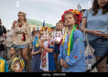 Am 24. August 2023 versammelten sich Ukrainer am Brandenburger Tor in Berlin, um den Unabhängigkeitstag der Ukraine zu begehen. Aber das war keine gewöhnliche Feier. Die Menge, ein Meer von Sonnenblumen, Fahnen, Fahnen und traditioneller ukrainischer Kleidung, kam mit einer Botschaft der Erinnerung und Belastbarkeit. In einer symbolischen Geste hielten die Teilnehmer Spiegel hoch, insgesamt 503, die jeweils das Gesicht eines Kindes widerspiegeln, das im russischen Krieg gegen die Ukraine verloren ging. Die Spiegel funkelten unter der untergehenden Sonne und dienten als eindringliche Erinnerung an die 503 ukrainischen Kinder, deren Leben in dem Konflikt abrupt und rücksichtslos genommen wurde. "Ukrainisch Stockfoto