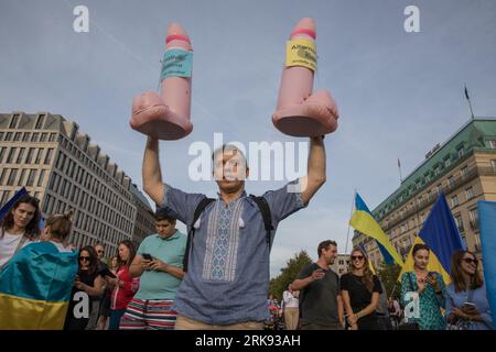 Am 24. August 2023 versammelten sich Ukrainer am Brandenburger Tor in Berlin, um den Unabhängigkeitstag der Ukraine zu begehen. Aber das war keine gewöhnliche Feier. Die Menge, ein Meer von Sonnenblumen, Fahnen, Fahnen und traditioneller ukrainischer Kleidung, kam mit einer Botschaft der Erinnerung und Belastbarkeit. In einer symbolischen Geste hielten die Teilnehmer Spiegel hoch, insgesamt 503, die jeweils das Gesicht eines Kindes widerspiegeln, das im russischen Krieg gegen die Ukraine verloren ging. Die Spiegel funkelten unter der untergehenden Sonne und dienten als eindringliche Erinnerung an die 503 ukrainischen Kinder, deren Leben in dem Konflikt abrupt und rücksichtslos genommen wurde. "Ukrainisch Stockfoto