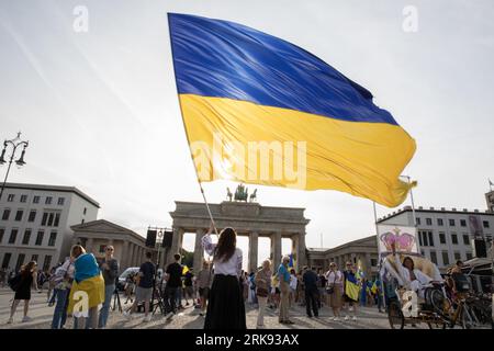 Am 24. August 2023 versammelten sich Ukrainer am Brandenburger Tor in Berlin, um den Unabhängigkeitstag der Ukraine zu begehen. Aber das war keine gewöhnliche Feier. Die Menge, ein Meer von Sonnenblumen, Fahnen, Fahnen und traditioneller ukrainischer Kleidung, kam mit einer Botschaft der Erinnerung und Belastbarkeit. In einer symbolischen Geste hielten die Teilnehmer Spiegel hoch, insgesamt 503, die jeweils das Gesicht eines Kindes widerspiegeln, das im russischen Krieg gegen die Ukraine verloren ging. Die Spiegel funkelten unter der untergehenden Sonne und dienten als eindringliche Erinnerung an die 503 ukrainischen Kinder, deren Leben in dem Konflikt abrupt und rücksichtslos genommen wurde. "Ukrainisch Stockfoto