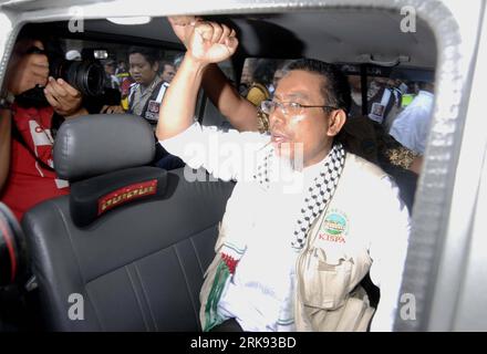 Bildnummer: 54113757  Datum: 07.06.2010  Copyright: imago/Xinhua (100607) -- JAKARTA, June 7, 2010 (Xinhua) -- Indonesian volunteer Ferry Nur shouts slogan against Israel after his arrival at the Soekarno-Hatta International Airport in Jakarta, capital of Indonesia, June 7, 2010. Four Indonesian volunteers and one reporter of 12 Indonesian people, who were on board the Mavi Marmara attacked by Israeli military forces on May 31, returned home after they were released on Monday afternoon. (Xinhua/Yue Yuewei)(zx) (6)INDONESIA-JAKARTA-RELEASED VOLUNTEERS AND REPORTERS-RETURN PUBLICATIONxNOTxINxCHN Stock Photo