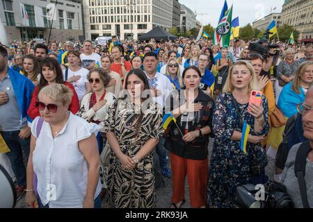 Am 24. August 2023 versammelten sich Ukrainer am Brandenburger Tor in Berlin, um den Unabhängigkeitstag der Ukraine zu begehen. Aber das war keine gewöhnliche Feier. Die Menge, ein Meer von Sonnenblumen, Fahnen, Fahnen und traditioneller ukrainischer Kleidung, kam mit einer Botschaft der Erinnerung und Belastbarkeit. In einer symbolischen Geste hielten die Teilnehmer Spiegel hoch, insgesamt 503, die jeweils das Gesicht eines Kindes widerspiegeln, das im russischen Krieg gegen die Ukraine verloren ging. Die Spiegel funkelten unter der untergehenden Sonne und dienten als eindringliche Erinnerung an die 503 ukrainischen Kinder, deren Leben in dem Konflikt abrupt und rücksichtslos genommen wurde. "Ukrainisch Stockfoto