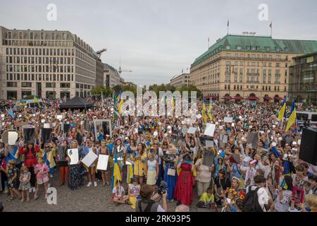 Berlin, Deutschland. August 2023. Am 24. August 2023 versammelten sich Ukrainer am Brandenburger Tor in Berlin, um den Unabhängigkeitstag der Ukraine zu begehen. Aber das war keine gewöhnliche Feier. Die Menge, ein Meer von Sonnenblumen, Fahnen, Fahnen und traditioneller ukrainischer Kleidung, kam mit einer Botschaft der Erinnerung und Belastbarkeit. In einer symbolischen Geste hielten die Teilnehmer Spiegel hoch, insgesamt 503, die jeweils das Gesicht eines Kindes widerspiegeln, das im russischen Krieg gegen die Ukraine verloren ging. Die Spiegel funkelten unter der untergehenden Sonne und dienten als eindringliche Erinnerung an die 503 ukrainischen Kinder, deren Leben abrupt und rücksichtslos war Stockfoto