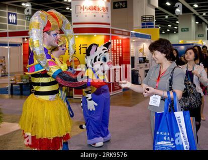 Bildnummer: 54129564  Datum: 10.06.2010  Copyright: imago/Xinhua (100610) -- HONG KONG, June 10, 2010 (Xinhua) -- Staff members distribute promotional materials at the 24th International Travel Expo Hong Kong in Hong Kong, south China, June 10, 2010. More than 600 companies from 45 nations and regions took part in the festival that began on Thursday in Hong Kong. (Xinhua/Chen Duo)(jl) (10)CHINA-HONG KONG-TOURISM (CN) PUBLICATIONxNOTxINxCHN Wirtschaft kbdig xmk 2010 quer     Bildnummer 54129564 Date 10 06 2010 Copyright Imago XINHUA  Hong Kong June 10 2010 XINHUA Staff Members distribute promot Stock Photo