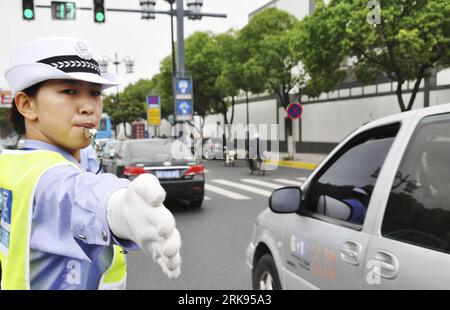 Bildnummer: 54135190  Datum: 11.06.2010  Copyright: imago/Xinhua (100611) -- SUZHOU, June 11, 2010 (Xinhua) -- A policewoman directs traffic on a road in Suzhou, east China s Jiangsu Province, June 11, 2010. The policewoman motorcycle patrol team, consisting of 10 young policewomen, was set up in Suzhou on Friday. (Xinhua/Zhu Guigen) (mcg) (CN) PUBLICATIONxNOTxINxCHN Gesellschaft kbdig xmk 2010 quer o0 Straße Verkehr Polizei Polizist Polizistin Frau Motorrad    Bildnummer 54135190 Date 11 06 2010 Copyright Imago XINHUA  Suzhou June 11 2010 XINHUA a police woman Direct Traffic ON a Road in Suzh Stock Photo