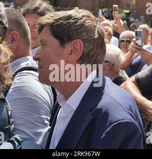 Mailand Mailand, . August 2023. Gianni Morandi und Pupo Tränen und Emotionen bei der Beerdigung des großen Freundes Toto Cutugno, einer Legende des italienischen Liedes. Quelle: Unabhängige Fotoagentur/Alamy Live News Stockfoto