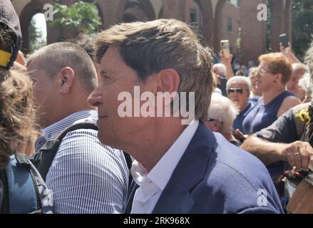 Mailand Mailand, . August 2023. Gianni Morandi und Pupo Tränen und Emotionen bei der Beerdigung des großen Freundes Toto Cutugno, einer Legende des italienischen Liedes. Quelle: Unabhängige Fotoagentur/Alamy Live News Stockfoto