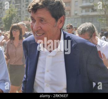 Mailand Mailand, . August 2023. Gianni Morandi und Pupo Tränen und Emotionen bei der Beerdigung des großen Freundes Toto Cutugno, einer Legende des italienischen Liedes. Quelle: Unabhängige Fotoagentur/Alamy Live News Stockfoto