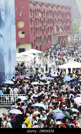 Bildnummer: 54144205  Datum: 14.06.2010  Copyright: imago/Xinhua (100614)-- SHANGHAI, June 14, 2010 (Xinhua) -- Tourists crowd the road near Turkey Pavilion and Iceland Pavilion at the World Expo Park in Shanghai, east China, June 14, 2010. The number of visitors of the 2010 Shanghai Expo reached 14,017,200 until Monday afternoon, according to the official website s statistics. (Xinhua/Wang Jianwei)(axy) (3)WORLD EXPO-SHANGHAI-VISITORS (CN) PUBLICATIONxNOTxINxCHN Gesellschaft Weltausstellung kbdig xsk 2010 hoch o0 Totale Andrang Menschenmenge    Bildnummer 54144205 Date 14 06 2010 Copyright Im Stock Photo