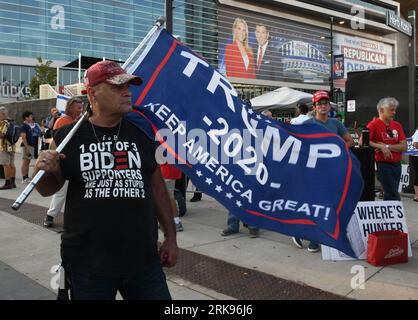 Milwaukee, Wisconsin, USA. August 2023. CHARLES REED zeigt seine Unterstützung für den ehemaligen Präsidenten Trump außerhalb der Arena, bevor republikanische Präsidentschaftskandidaten ihre erste Debatte im Fiserv Forum in der Innenstadt von Milwaukee abhalten. (Bild: © Mark Hertzberg/ZUMA Press Wire) NUR REDAKTIONELLE VERWENDUNG! Nicht für kommerzielle ZWECKE! Stockfoto