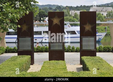 Bildnummer: 54144247  Datum: 14.06.2010  Copyright: imago/Xinhua (100614) -- LUXEMBOURG, June 14, 2010 (Xinhua) -- A yacht passes by the Schengen Agreement monument on the 25th anniversary of the signing of the agreement in Schengen, Luxembourg, June 14, 2010. The agreement joined by 25 European countries was originally signed on June 14, 1985 by five European states including Belgium, France, then West Germany, Luxembourg and The Netherlands. (Xinhua/Wu Wei)(zl) (2)LUXEMBOURG-SCHENGEN AGREEMENT-25TH ANNICERSARY PUBLICATIONxNOTxINxCHN Reisen Gesellschaft kbdig xsk 2010 quer premiumd xint o0 De Stock Photo