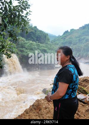 Bildnummer: 54146269 Datum: 15.06.2010 Copyright: imago/Xinhua (100615) -- NANPING (FUJIAN), 15. Juni 2010 (Xinhua) -- Eine Frau, die ihren Verwandten bei der Flut verloren hat, steht am Unfallort in Nanping, südöstliche chinesische Provinz Fujian, am 15. Juni 2010. 24 wurden vermisst und weitere 7 wurden gerettet, nachdem Sturzfluten und Erdrutsche, ausgelöst durch starke Regenfälle, einen Bus und einen Minibus am Montag auf einer Straße in den ländlichen Berggebieten im Yanping District in Nanping City umschlossen. (Xinhua/Wei Peiquan) (wjd) (2)CHINA-FUJIAN-NANPING-FLOOD-CARS (CN) PUBLICATIONxNOTxINxCHN Gesellschaft Hochwasser Naturk Stockfoto