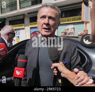 Mailand Mailand, . August 2023. Gianni Morandi und Pupo Tränen und Emotionen bei der Beerdigung des großen Freundes Toto Cutugno, einer Legende des italienischen Liedes. Quelle: Unabhängige Fotoagentur/Alamy Live News Stockfoto