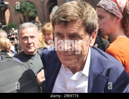 Mailand Mailand, . August 2023. Gianni Morandi und Pupo Tränen und Emotionen bei der Beerdigung des großen Freundes Toto Cutugno, einer Legende des italienischen Liedes. Quelle: Unabhängige Fotoagentur/Alamy Live News Stockfoto