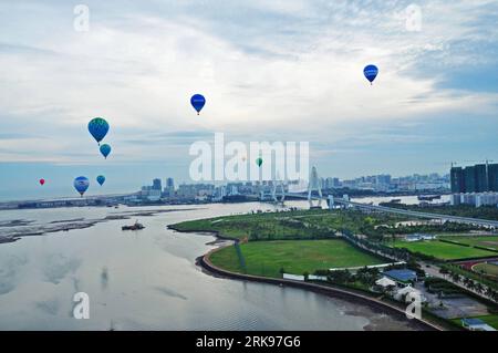 Bildnummer: 54148070  Datum: 15.06.2010  Copyright: imago/Xinhua (100616) -- HAIKOU, June 16, 2010 (Xinhua) -- The hot-air balloons fly above Haikou Gulf during the 4th H1 China Cross Qiongzhou Gorge Challenge held in Haikou City, southwest China s Guangxi Zhuang Autonomous Region, June 15, 2010. The 4th H1 China Cross Qiongzhou Gorge Challenge kicked off here on Tuesday on which 12 hot-air balloons flied about 28 kilometers and landed at Xuwen County in south China s Guangdong Province in an hour and 28 minutes. (Xinhua/Jiang Jurong) (ly) CHINA-HAIKOU-HOT BALLOON-CHALLENGE (CN) PUBLICATIONxNO Stock Photo