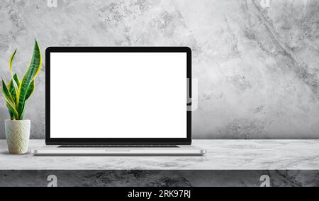 Laptop auf Holzschreibtisch mit Hintergrund. Laptop- oder Computermodell mit weißem Hintergrund auf dem Tisch Stockfoto