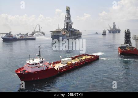 Bildnummer: 54149141 Datum: 15.06.2010 Copyright: imago/Xinhua (100616) -- WASHINGTON, 16. Juni 2010 (Xinhua) -- Schiffe und Bohrgeräte umgeben die Discoverer Enterprise, während sie am 15. Juni 2010 weiterhin Öl von der Bohrstelle Deepwater Horizon im Golf von Mexiko gewinnt. US-Präsident Barack Obama gab am 16. Juni bekannt, dass der britische Ölriese BP zugestimmt hat, etwa 20 Milliarden US-Dollar auf ein Treuhandkonto für Forderungen im Zusammenhang mit der Ölpest am Golf von Mexiko zu überweisen. (Xinhua/USA Küstenwache/Bob Laura) (zw) (13)U.S.-WASHINGTON-OIL SPILL-BP PUBLICATIONxNOTxINxCHN Wirtschaft kbdig xkg 2 Stockfoto