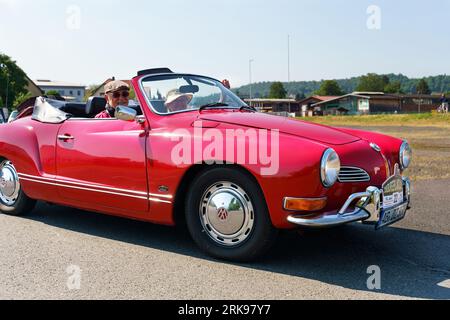 Waltershausen, Deutschland - 10. Juni 2023: Ein Volkswagen Karmann Ghia fährt entlang der Stadtstraße. Stockfoto