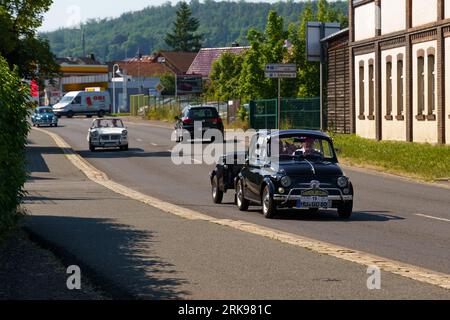 Waltershausen, Deutschland - 10. Juni 2023: Fiat-Giannini 500 TVL fährt mit einem Anhänger die Straße einer deutschen Stadt hinunter. Stockfoto