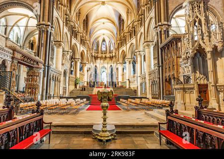 Canterbury, UK-20. Mai 2023: Blick von Lectern in Form eines goldenen Adlers im Chor der Kathedrale von Canterbury. Christliche Kirche in Großbritannien. Sein Archbi Stockfoto